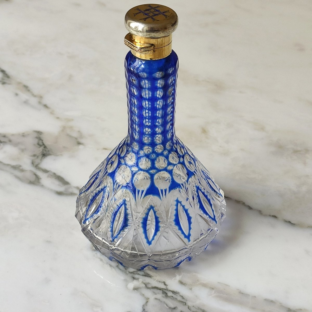 Grand Flacon à Parfum En Cristal Baccarat Taillé Overlay Bleu & Argent Vermeil émaillé. Email-photo-3