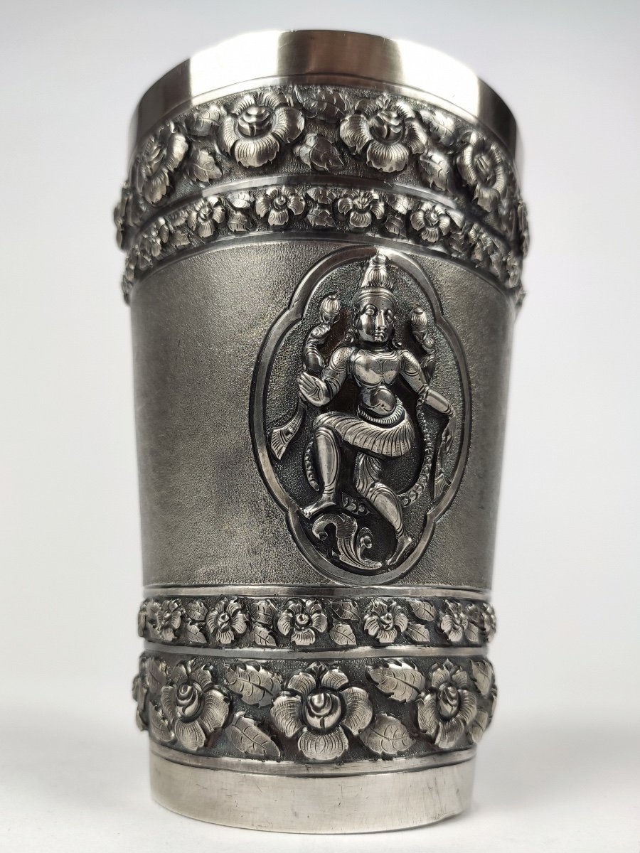 India: Very Heavy Timpani In Sterling Silver Decorated With Goddess And Flowers. 19th - 20th