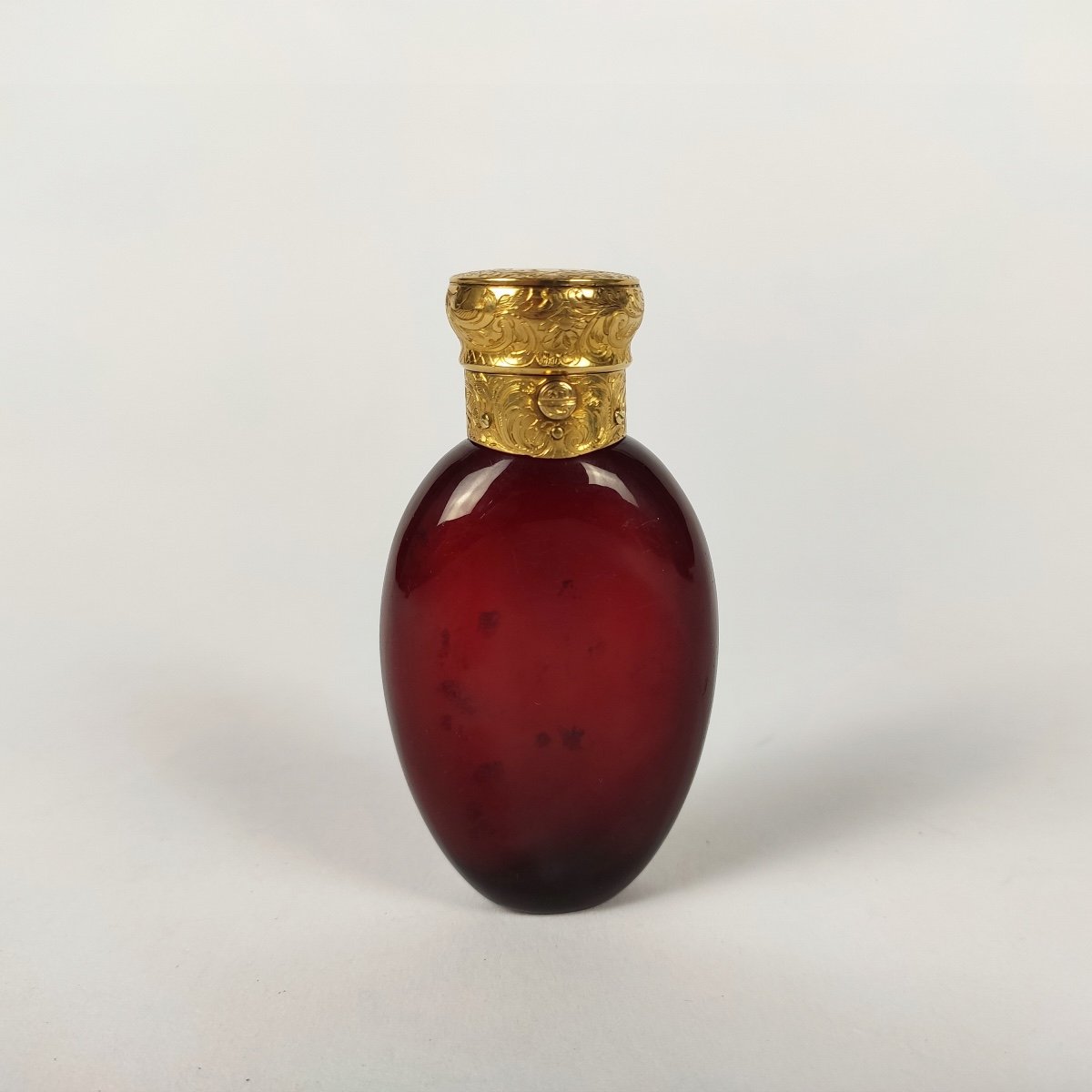 Magnificent Salt / Perfume Bottle In Red Glass And Large Gold Frame Engraved With Foliage. -photo-3