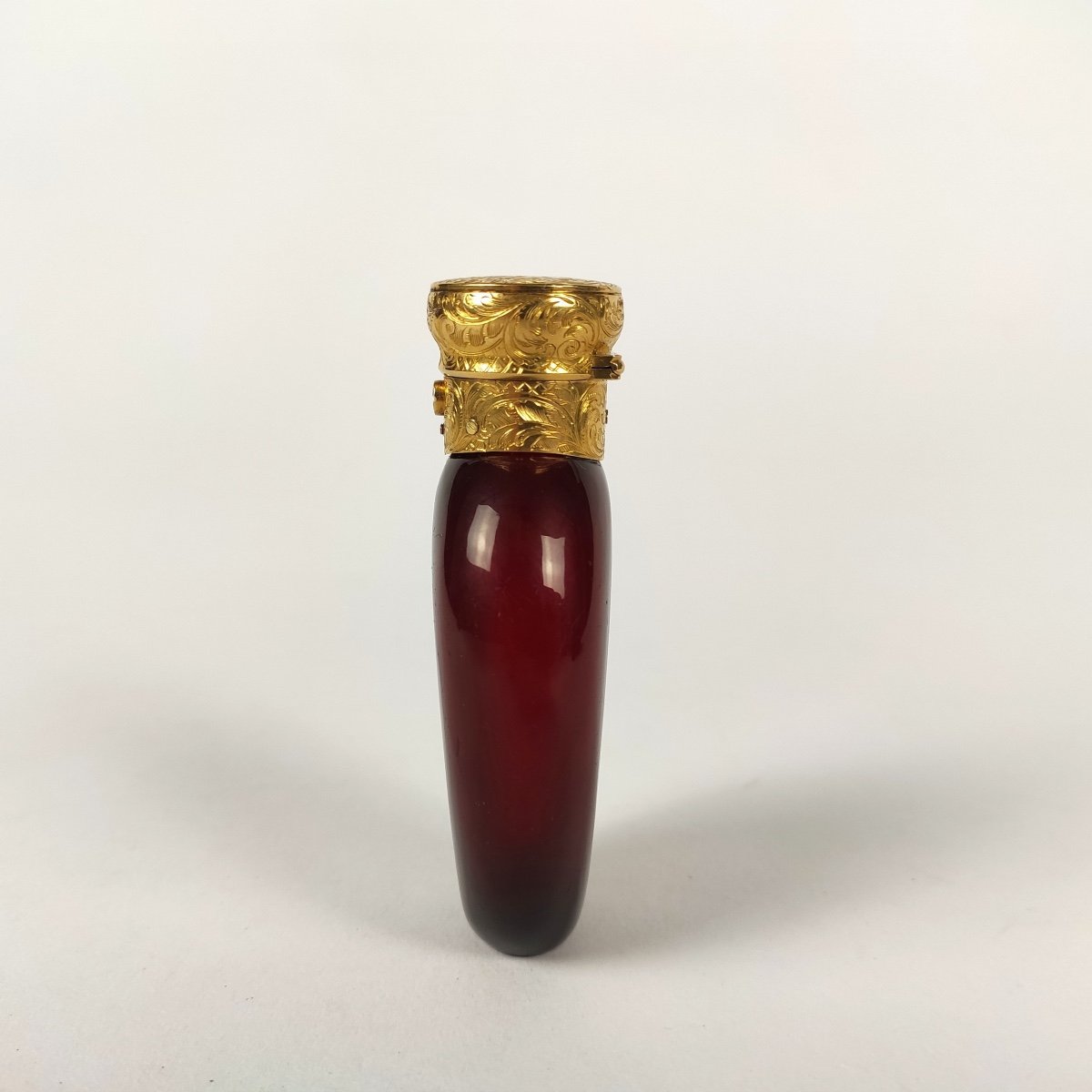 Magnificent Salt / Perfume Bottle In Red Glass And Large Gold Frame Engraved With Foliage. -photo-4