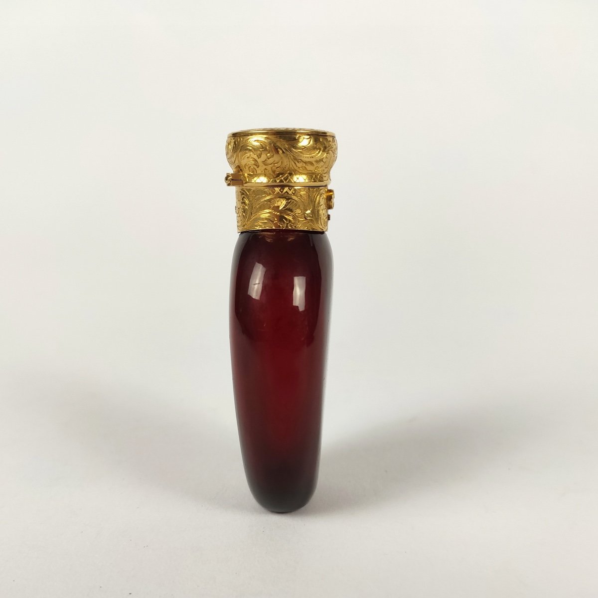 Magnificent Salt / Perfume Bottle In Red Glass And Large Gold Frame Engraved With Foliage. -photo-2