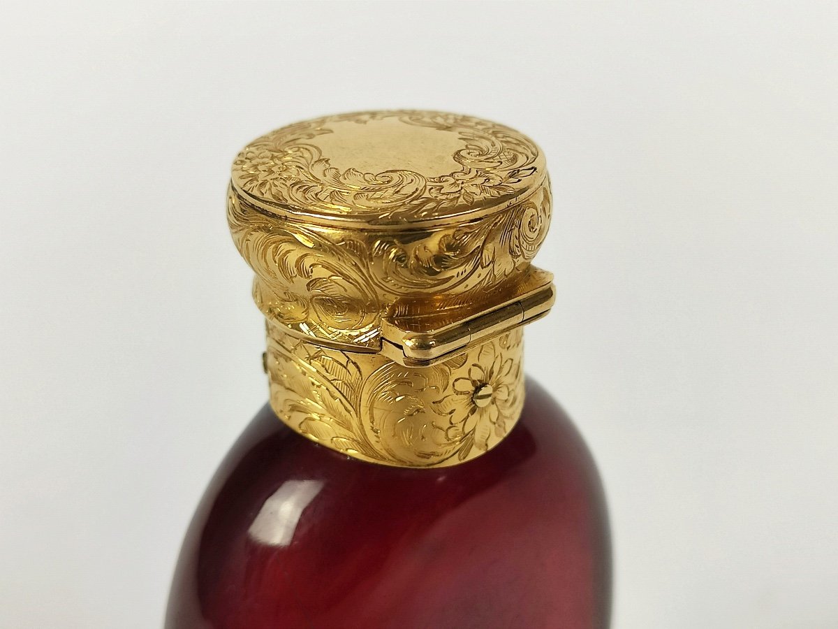 Magnificent Salt / Perfume Bottle In Red Glass And Large Gold Frame Engraved With Foliage. -photo-6