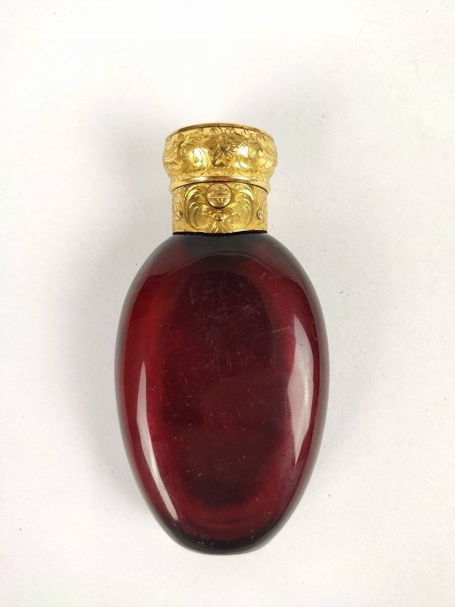 Magnificent Salt / Perfume Bottle In Red Glass And Large Gold Frame Engraved With Foliage. -photo-8
