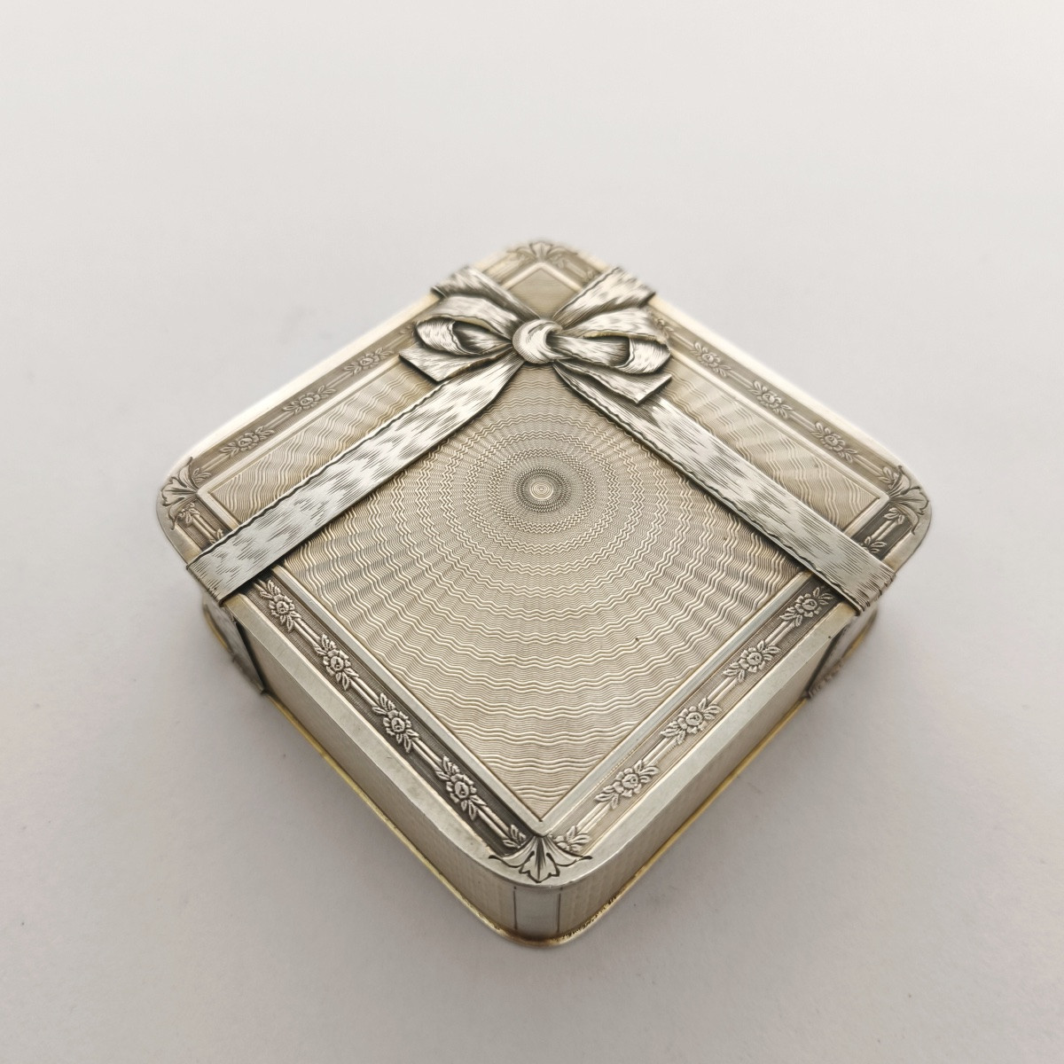 Large Solid Silver & Vermeil Trompe l'Oeil Gift Box. Engraved Appliqué. Early 20th Century-photo-2