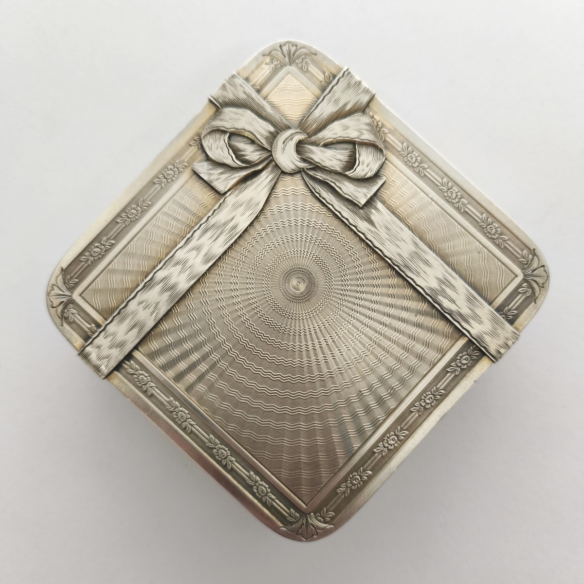 Large Solid Silver & Vermeil Trompe l'Oeil Gift Box. Engraved Appliqué. Early 20th Century-photo-7