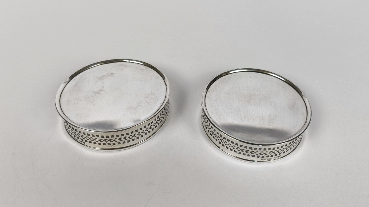 Hawker: Pair Of Openworked Solid Silver Coasters. England, 20th Century-photo-1