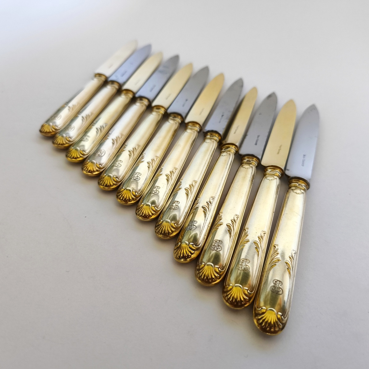 Boin-taburet : Suite De Douze Couteaux En Vermeil, Lame Acier / Argent Doré. C1900 St Louis XVI