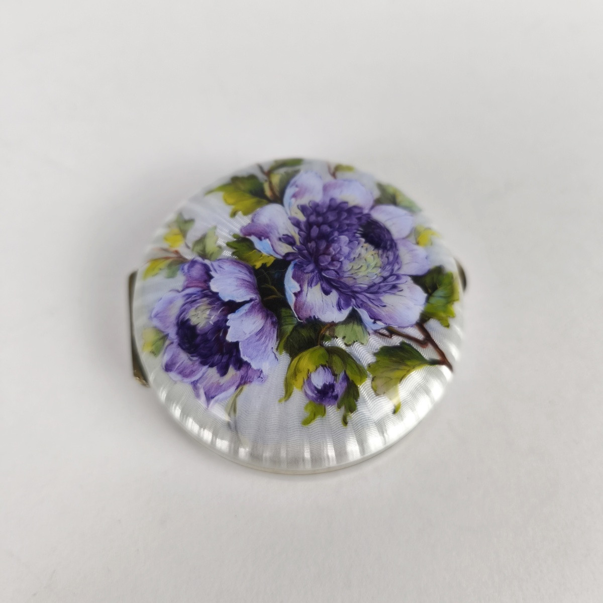 Boite à bonbons ou pilules en argent massif guilloché, émaillé et vermeil. Décor de fleur émail-photo-3