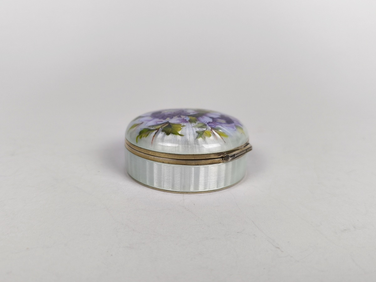 Boite à bonbons ou pilules en argent massif guilloché, émaillé et vermeil. Décor de fleur émail-photo-1