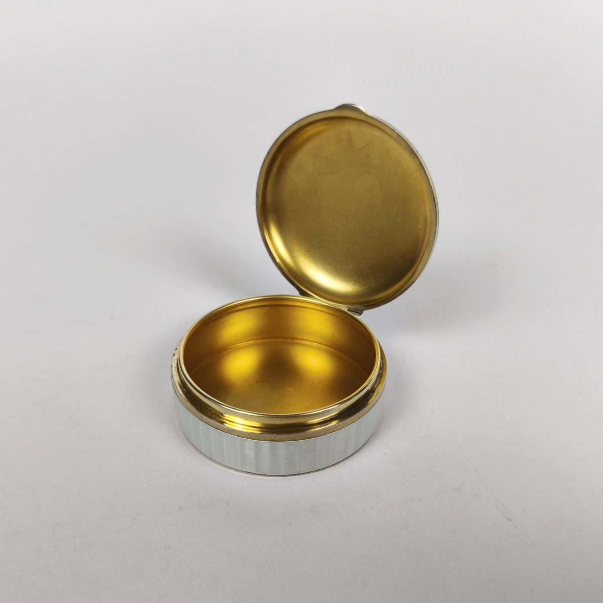 Boite à bonbons ou pilules en argent massif guilloché, émaillé et vermeil. Décor de fleur émail-photo-3
