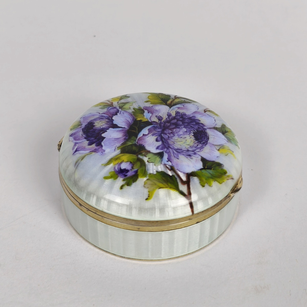 Boite à bonbons ou pilules en argent massif guilloché, émaillé et vermeil. Décor de fleur émail-photo-5