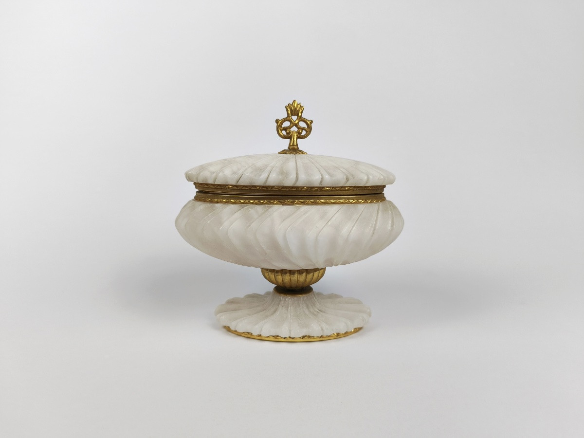 Grande coupe couverte / boite à bijoux en albâtre et métal doré de style Renaissance. -photo-3
