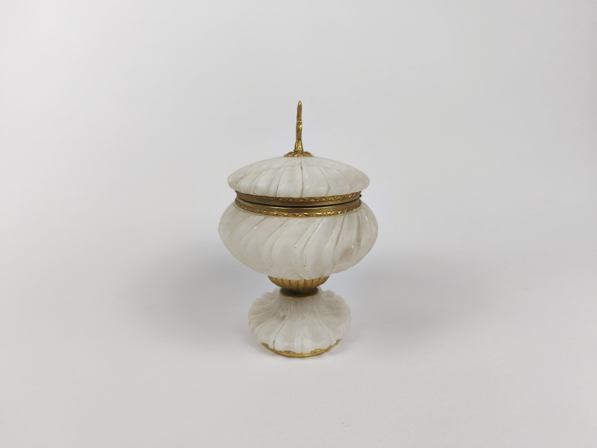 Grande coupe couverte / boite à bijoux en albâtre et métal doré de style Renaissance. -photo-4