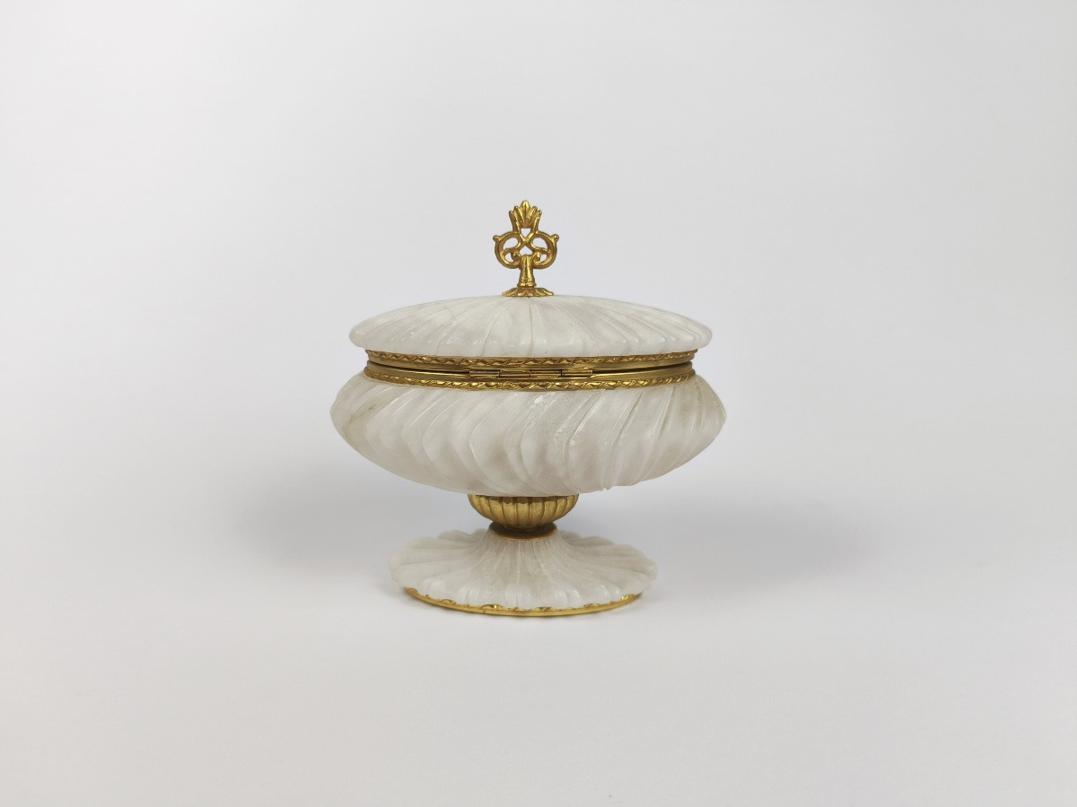 Grande coupe couverte / boite à bijoux en albâtre et métal doré de style Renaissance. -photo-1