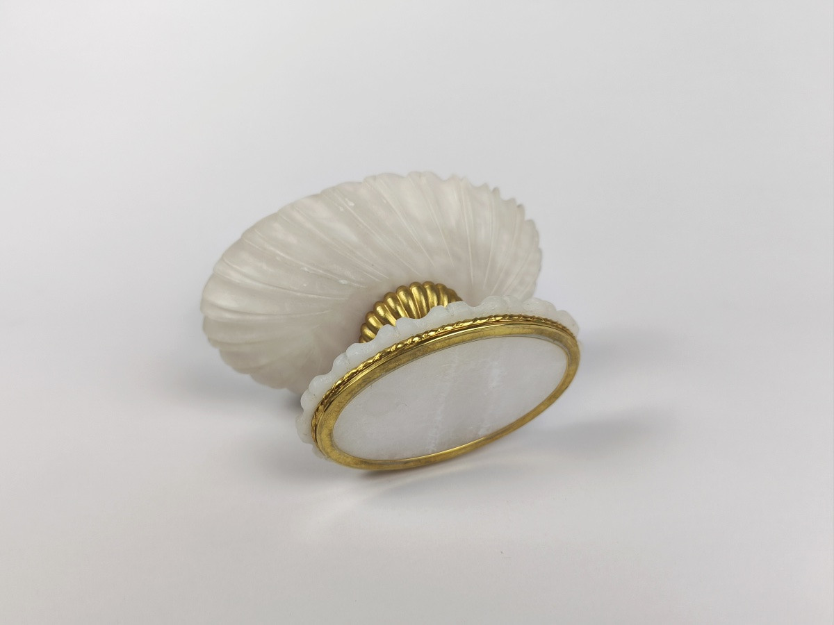 Grande coupe couverte / boite à bijoux en albâtre et métal doré de style Renaissance. -photo-4