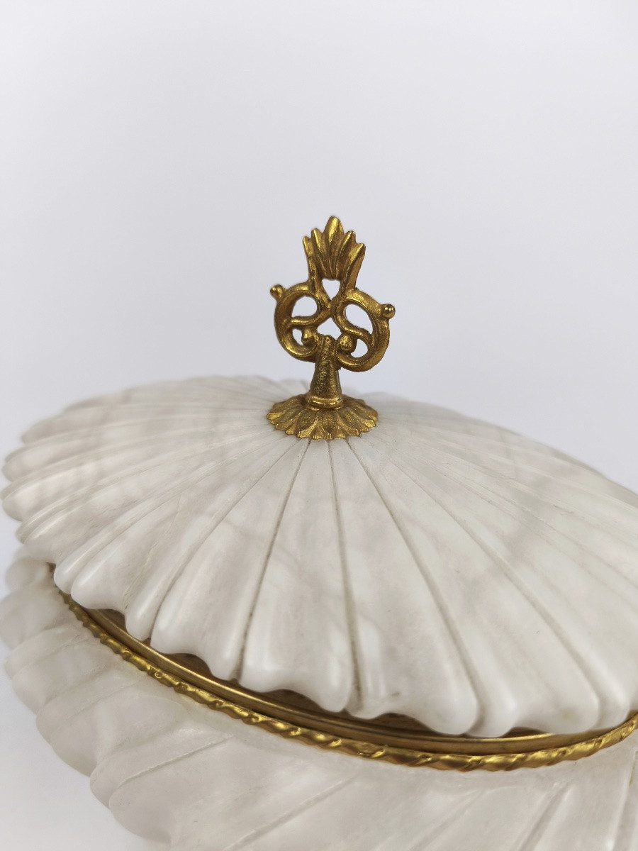 Grande coupe couverte / boite à bijoux en albâtre et métal doré de style Renaissance. -photo-6