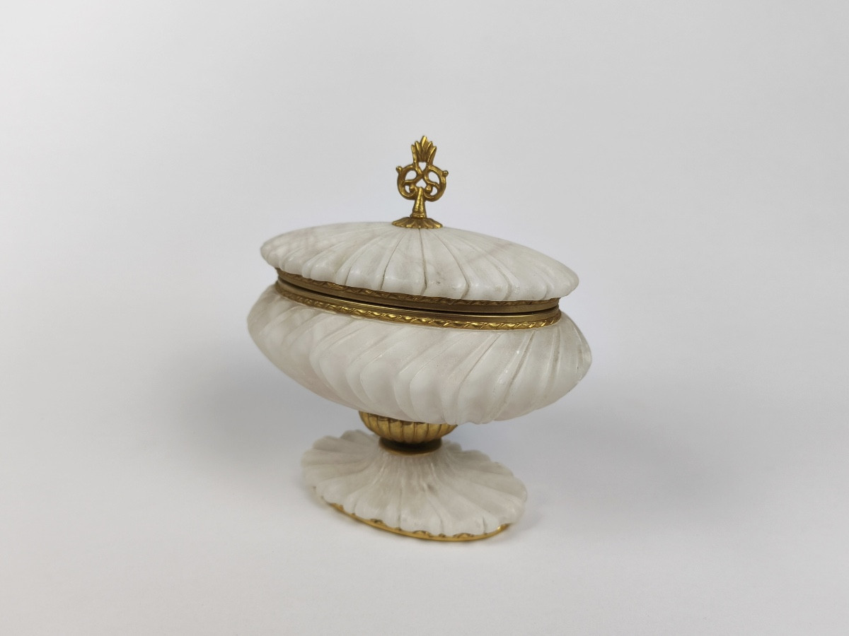 Grande coupe couverte / boite à bijoux en albâtre et métal doré de style Renaissance.