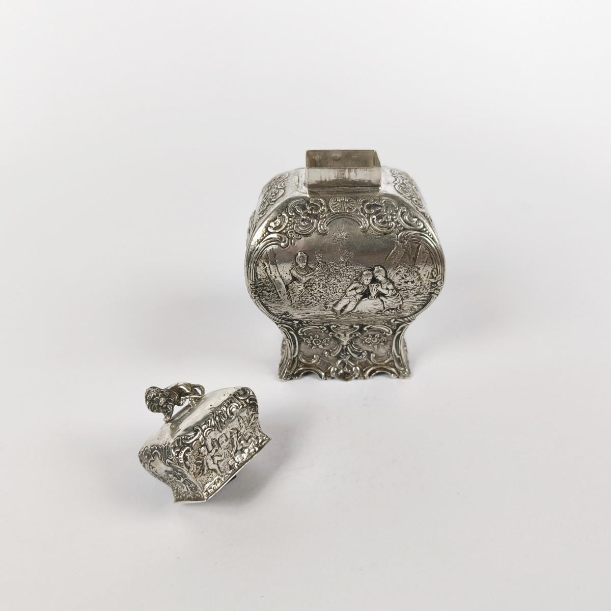 Hanau : Boite à thé en argent massif repoussé. Travail Romantique du XIXe siècle, dlg XVIIIe. -photo-7