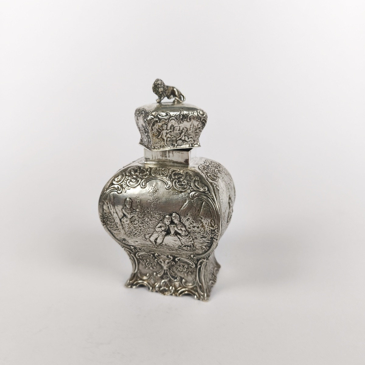 Hanau : Boite à thé en argent massif repoussé. Travail Romantique du XIXe siècle, dlg XVIIIe. -photo-8