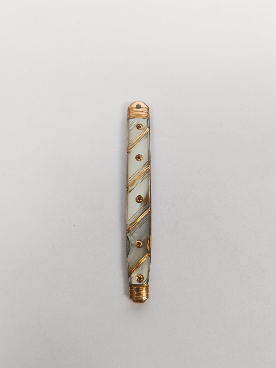 Mignon : Couteau pliant à la berge en or, nacre et acier du XVIIIe siècle. Orléans, Louis XVI-photo-4