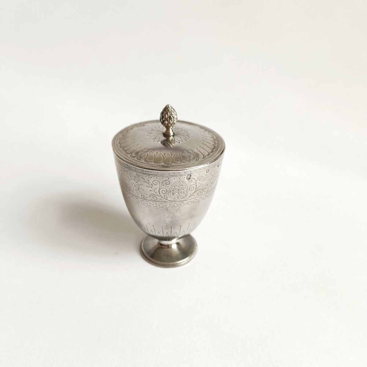 Cf Benoit: Covered Tulip Cup In Solid Silver, Early 19th Century. Engraved Decoration, Consulate Empire. 