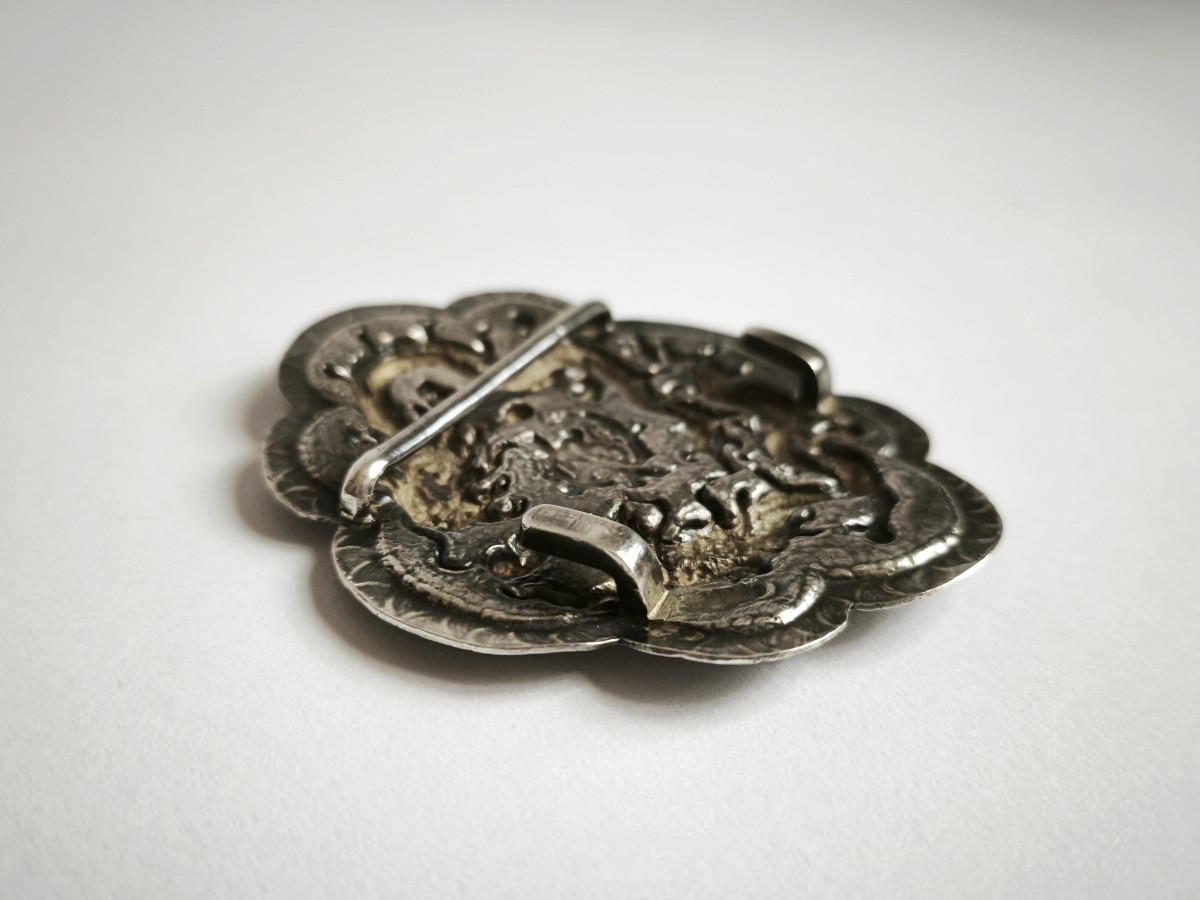 Indochine / Chine : boucle de ceinture en argent massif à décor de dragon. XIXe siècle. -photo-2