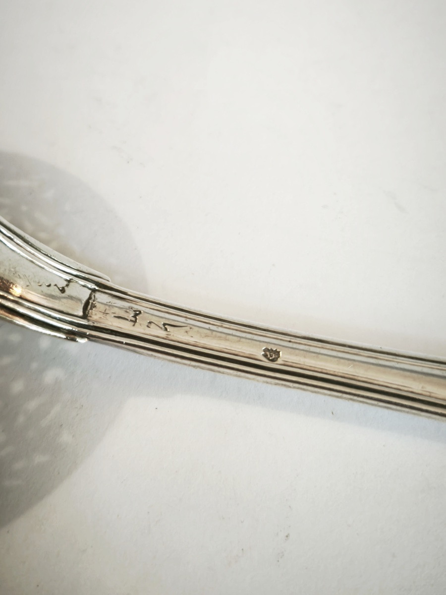 Cuillère saupoudreuse en argent massif XVIIIe. Modèle goutte d’eau filet, règne de Louis XV. -photo-4