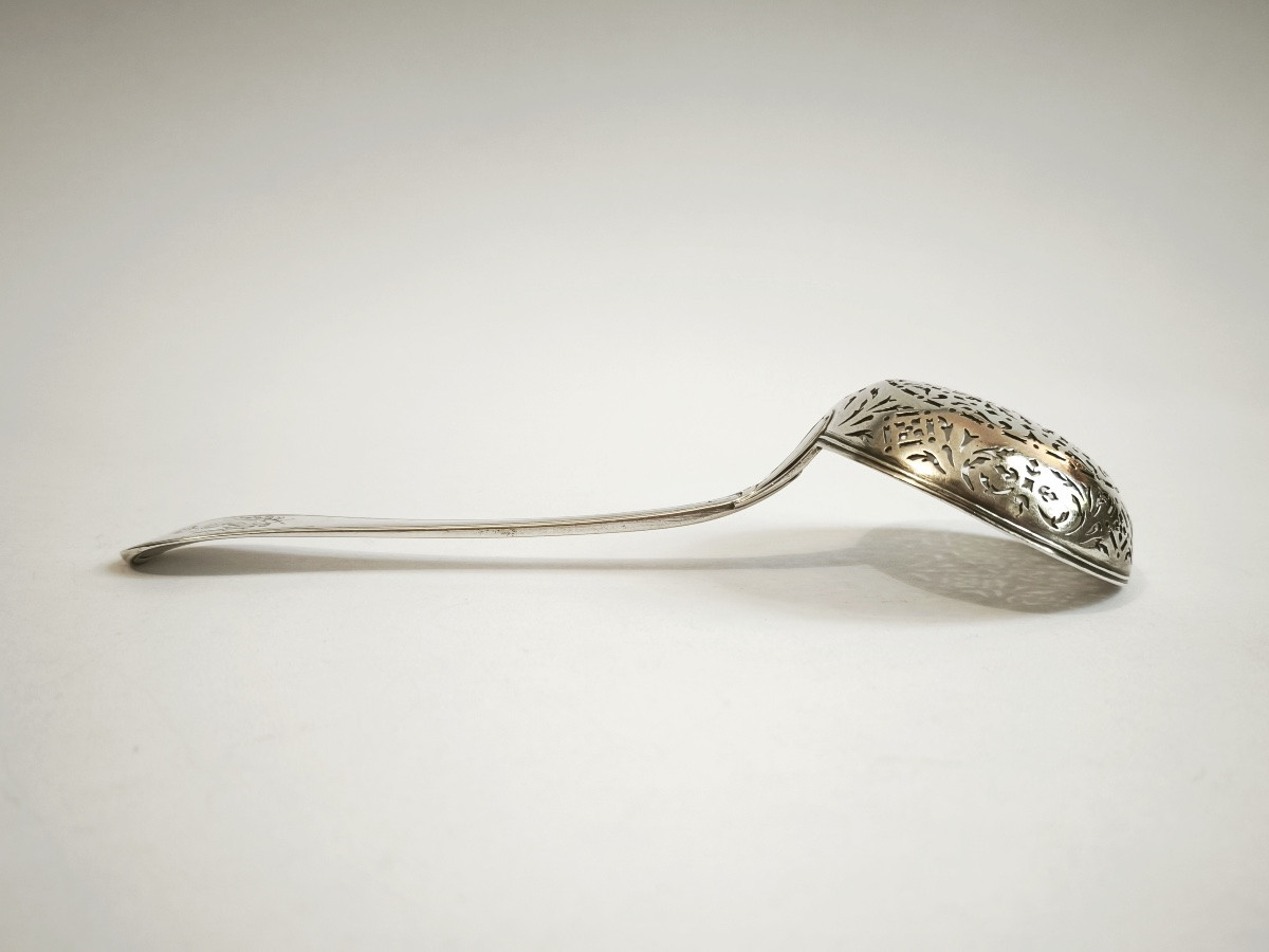 Cuillère saupoudreuse en argent massif XVIIIe. Modèle goutte d’eau filet, règne de Louis XV. -photo-4
