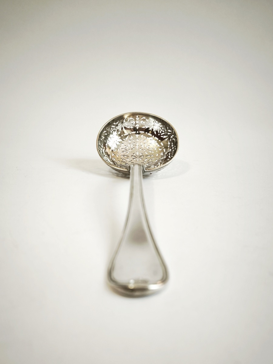 Cuillère saupoudreuse en argent massif XVIIIe. Modèle goutte d’eau filet, règne de Louis XV. -photo-6