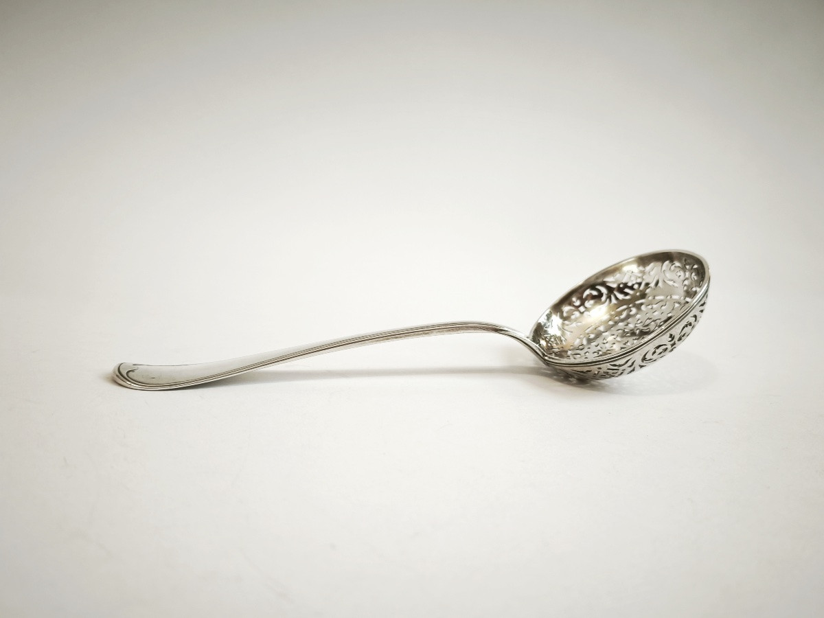 Cuillère saupoudreuse en argent massif XVIIIe. Modèle goutte d’eau filet, règne de Louis XV. -photo-7