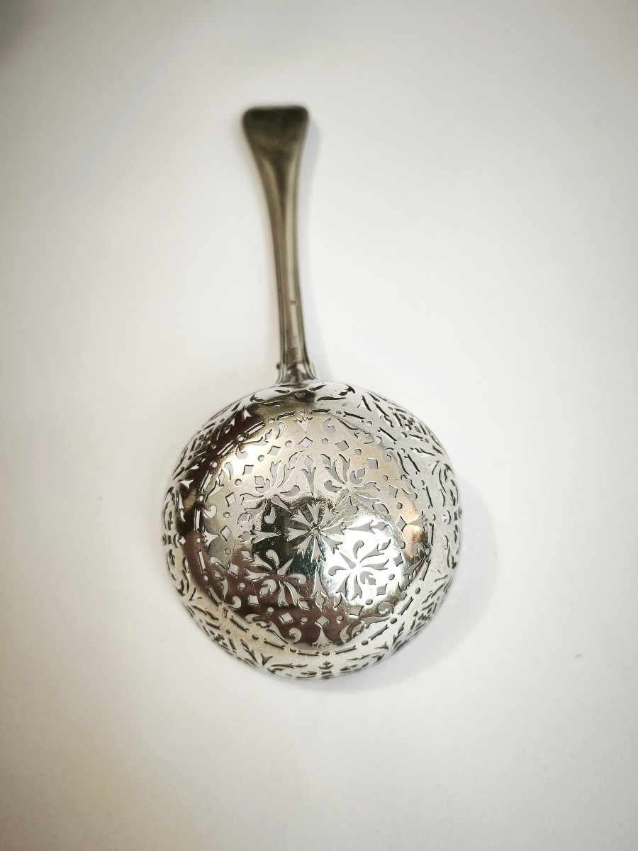 Cuillère saupoudreuse en argent massif XVIIIe. Modèle goutte d’eau filet, règne de Louis XV. 