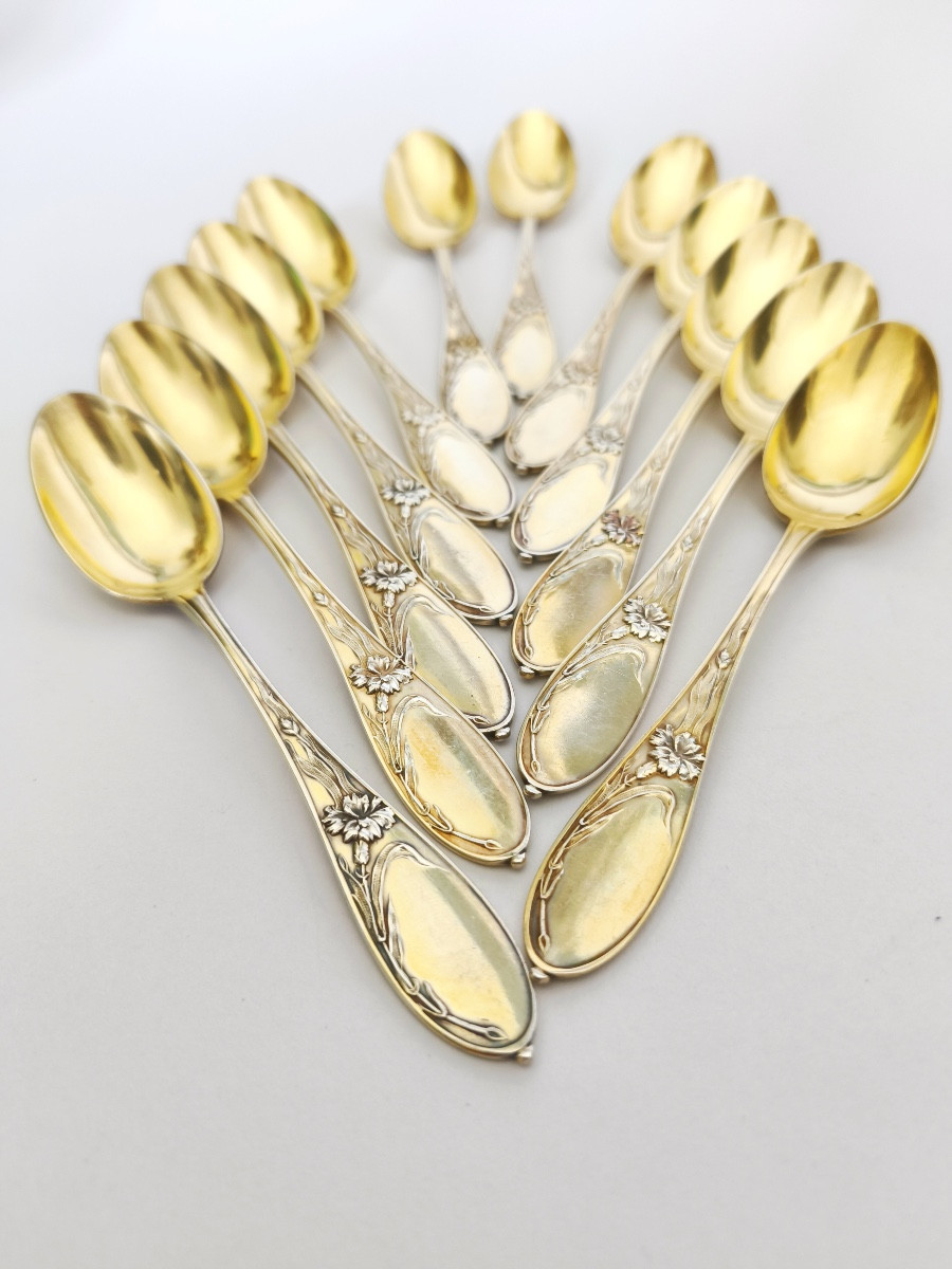 Tallois : 12 cuill&egrave;res &agrave; dessert en argent massif vermeil art Nouveau, fleurs / oeillet. c1900