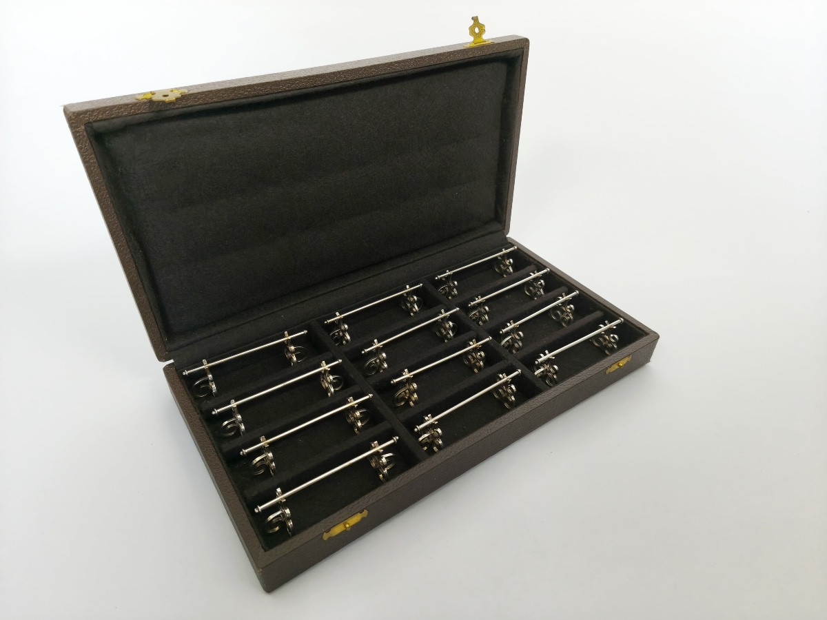 Neo Renaissance : douze porte-couteaux en argent massif à décor d’enroulement. -photo-2