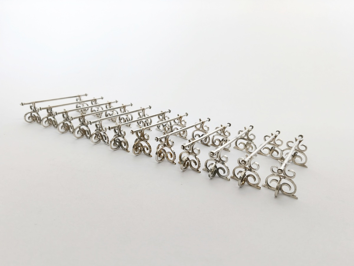 Neo Renaissance : douze porte-couteaux en argent massif à décor d’enroulement. -photo-3