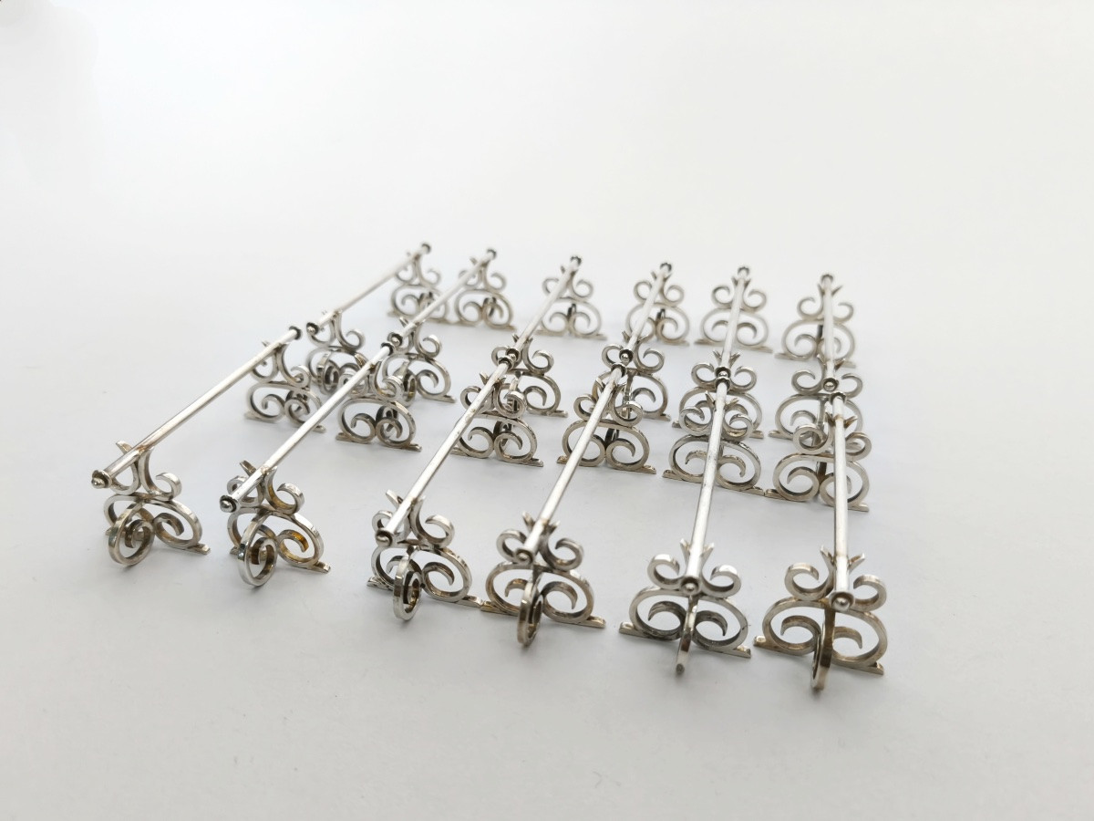 Neo Renaissance : douze porte-couteaux en argent massif à décor d’enroulement. -photo-3