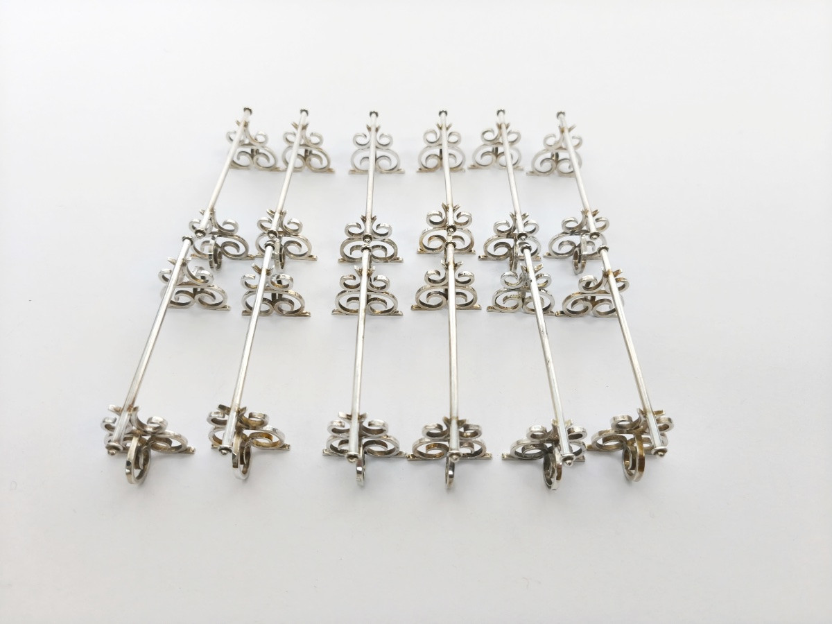 Neo Renaissance : douze porte-couteaux en argent massif à décor d’enroulement. -photo-4