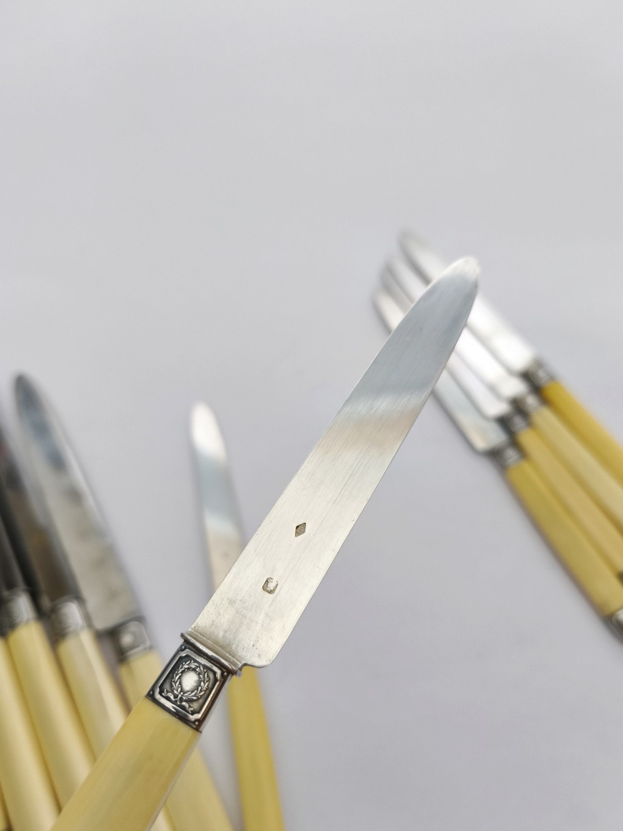 Puiforcat : six couteaux de table et six couteaux &agrave; fruit, acier et argent de style Empire. -photo-1