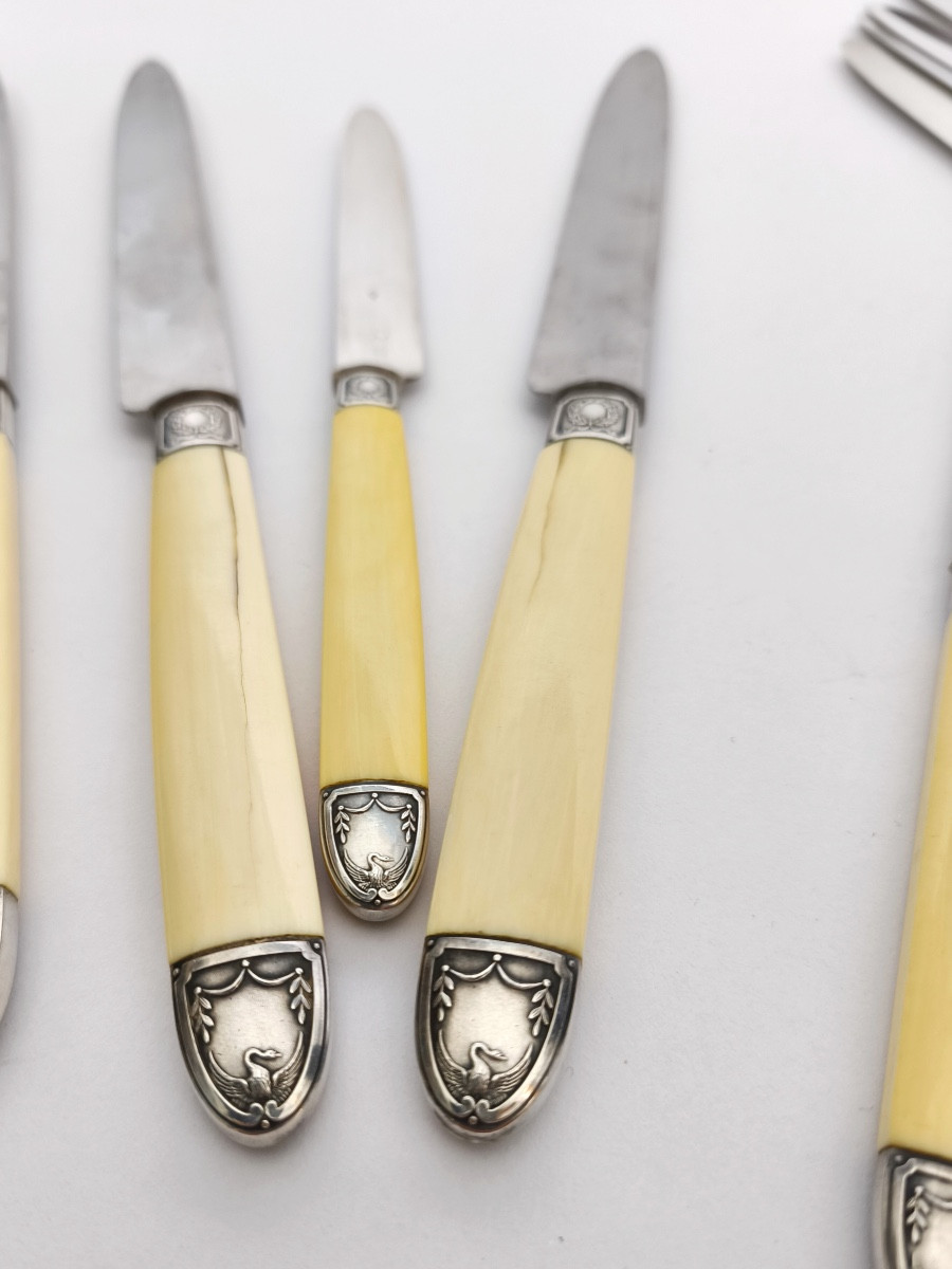 Puiforcat : six couteaux de table et six couteaux &agrave; fruit, acier et argent de style Empire. 