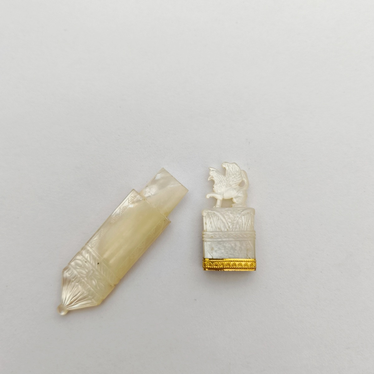 Charles X / Palais Royal : étui à aiguille a décor de griffon en nacre, argent et métal doré.-photo-1