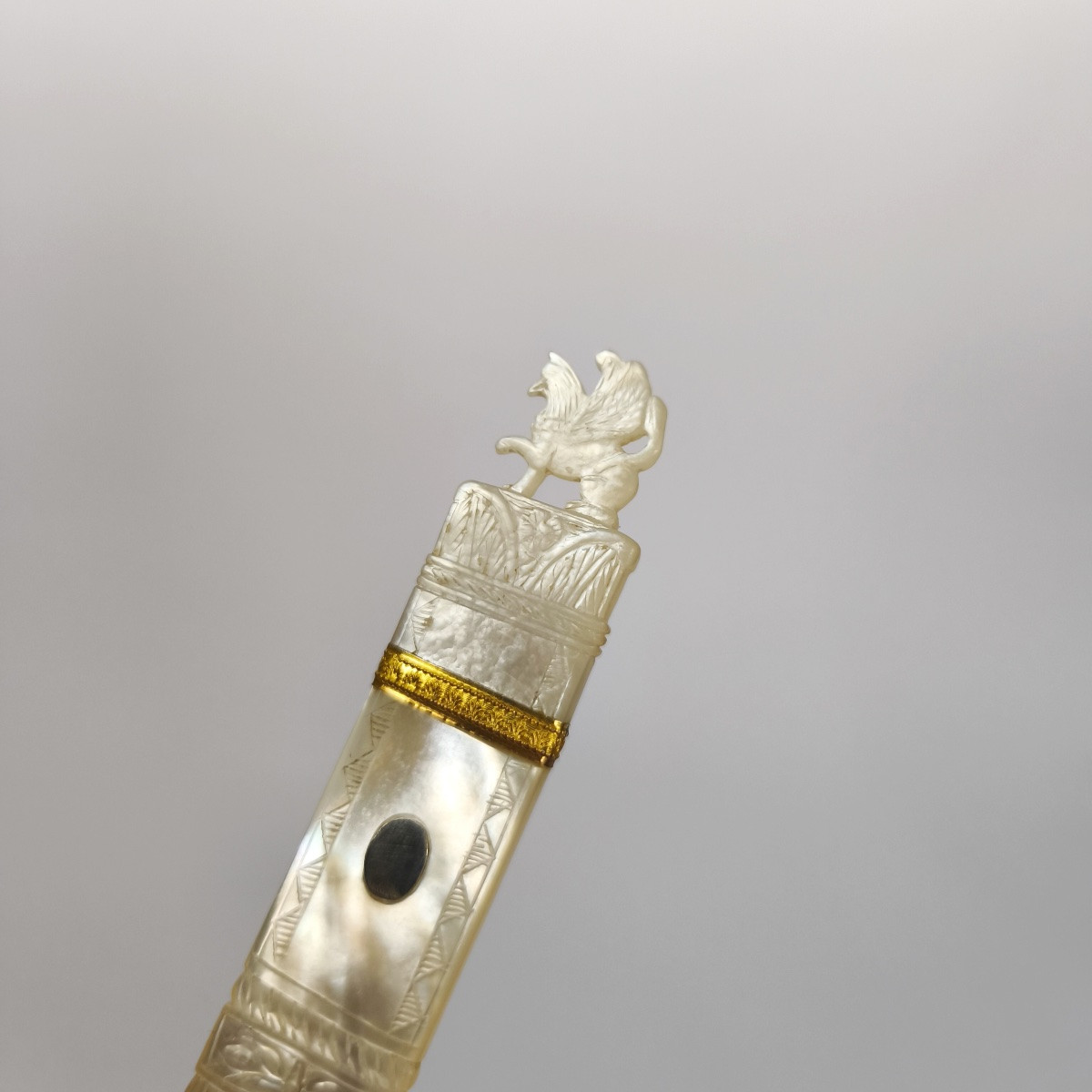Charles X / Palais Royal : étui à aiguille a décor de griffon en nacre, argent et métal doré.-photo-3