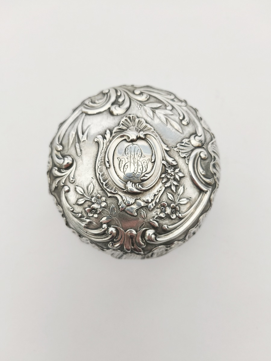 Hénin & Cie : grande boite bonbonnière de style rocaille / Louis XV en argent massif. XIXe s. -photo-2
