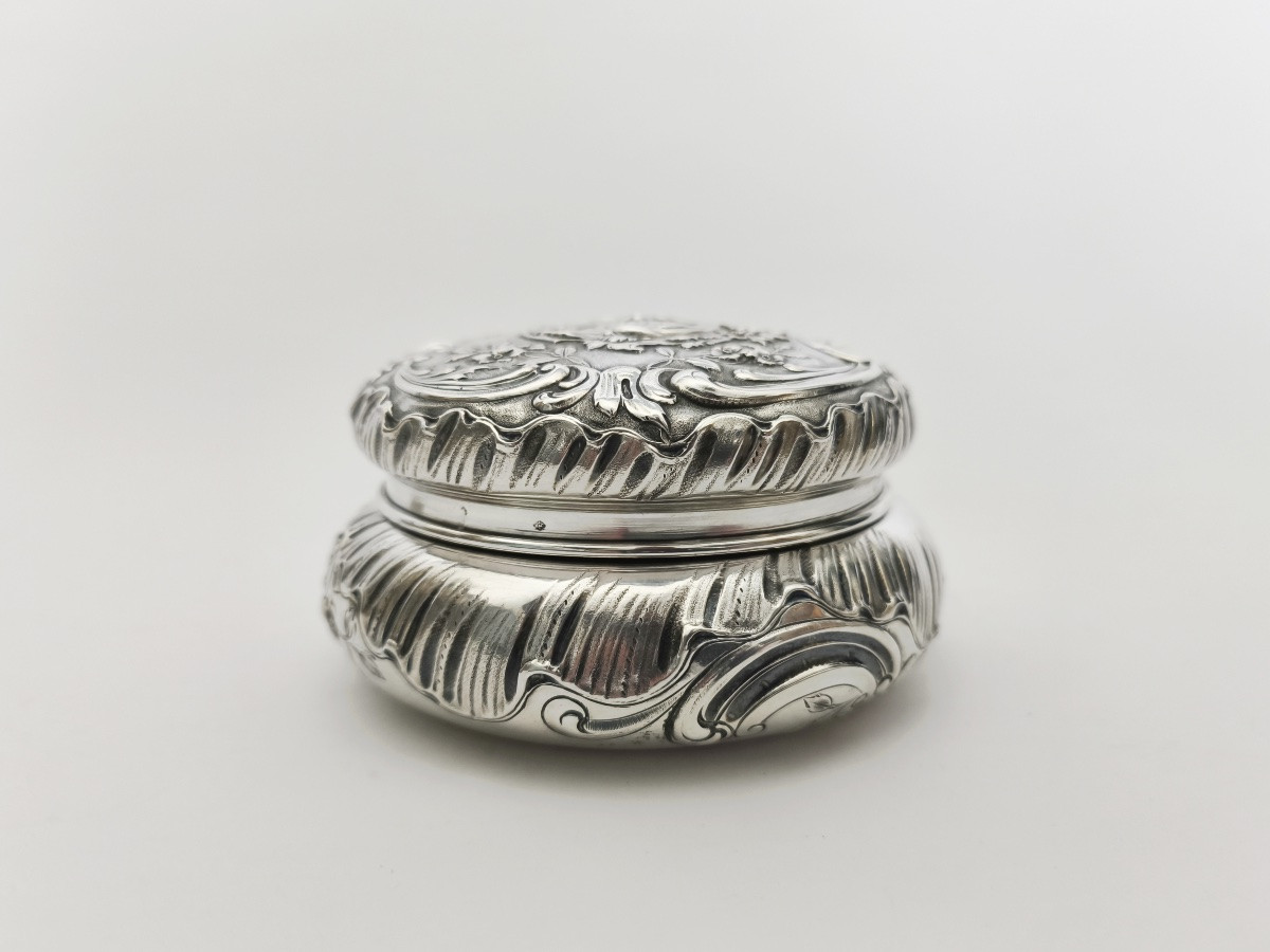 Hénin & Cie : grande boite bonbonnière de style rocaille / Louis XV en argent massif. XIXe s. -photo-3
