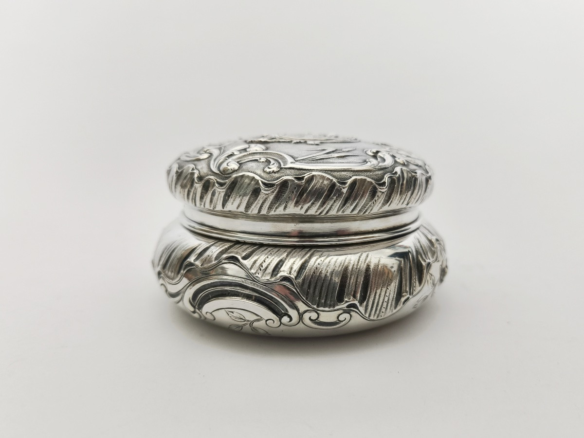 Hénin & Cie : grande boite bonbonnière de style rocaille / Louis XV en argent massif. XIXe s. -photo-1