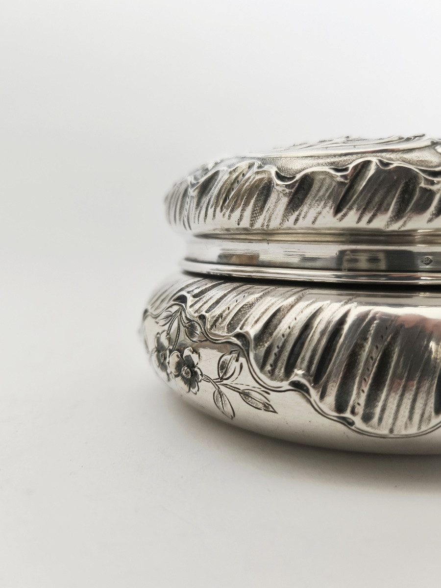 Hénin & Cie : grande boite bonbonnière de style rocaille / Louis XV en argent massif. XIXe s. -photo-4