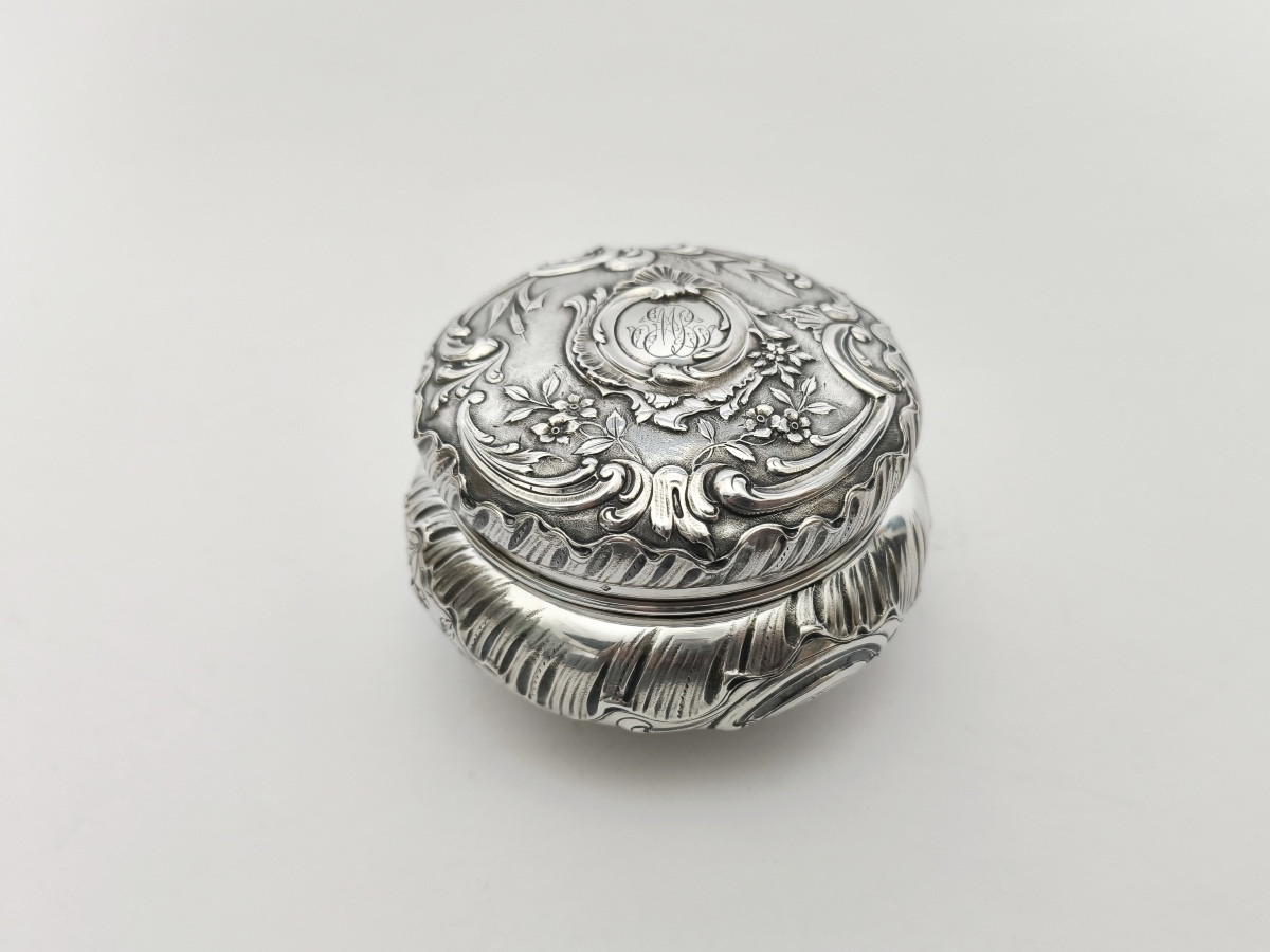 Hénin & Cie : grande boite bonbonnière de style rocaille / Louis XV en argent massif. XIXe s. 