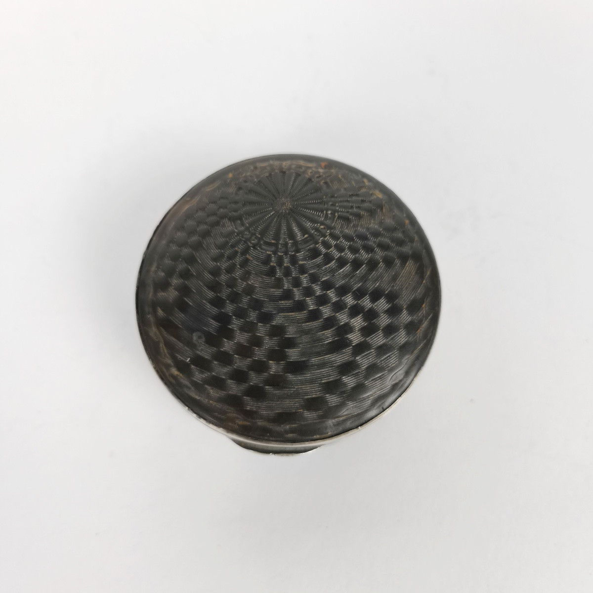 Grande boite tabati&egrave;re XVIIIe si&egrave;cle guilloch&eacute;e mont&eacute;e en argent &agrave; d&eacute;cor de vannerie. -photo-2