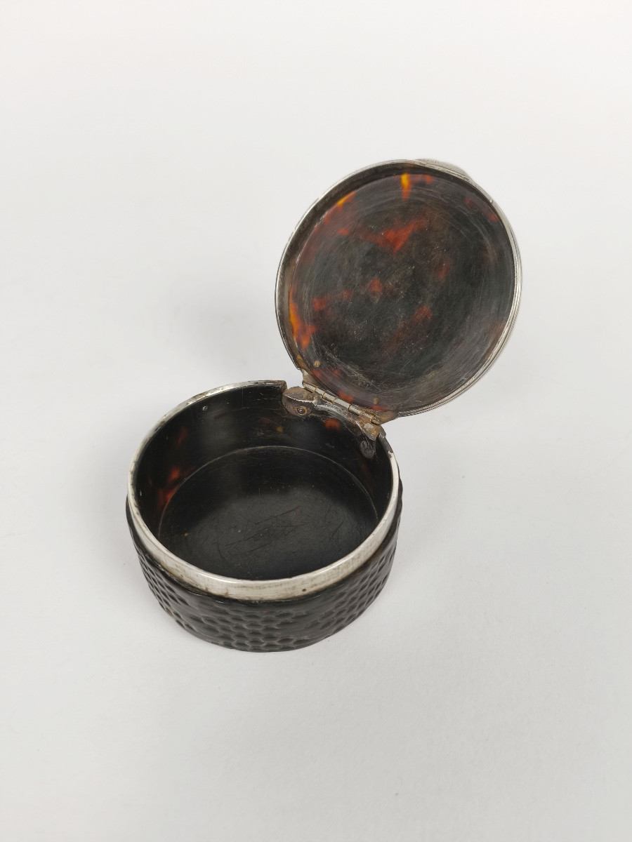 Grande boite tabati&egrave;re XVIIIe si&egrave;cle guilloch&eacute;e mont&eacute;e en argent &agrave; d&eacute;cor de vannerie. -photo-3