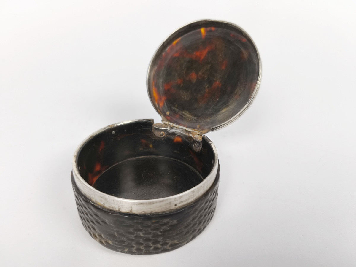 Grande boite tabati&egrave;re XVIIIe si&egrave;cle guilloch&eacute;e mont&eacute;e en argent &agrave; d&eacute;cor de vannerie. -photo-4