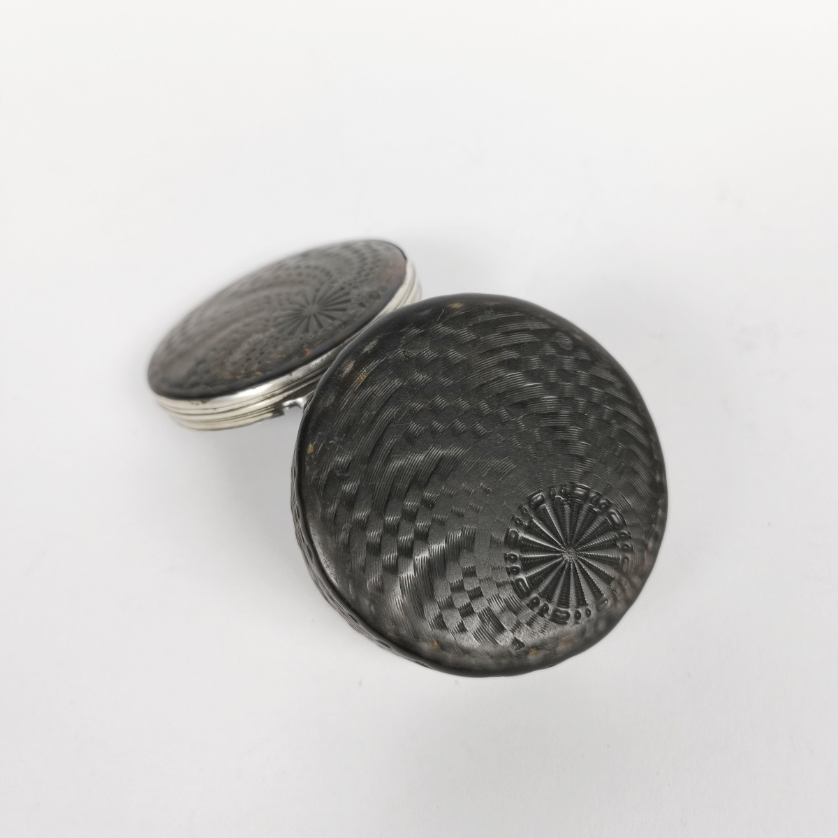 Grande boite tabati&egrave;re XVIIIe si&egrave;cle guilloch&eacute;e mont&eacute;e en argent &agrave; d&eacute;cor de vannerie. -photo-1