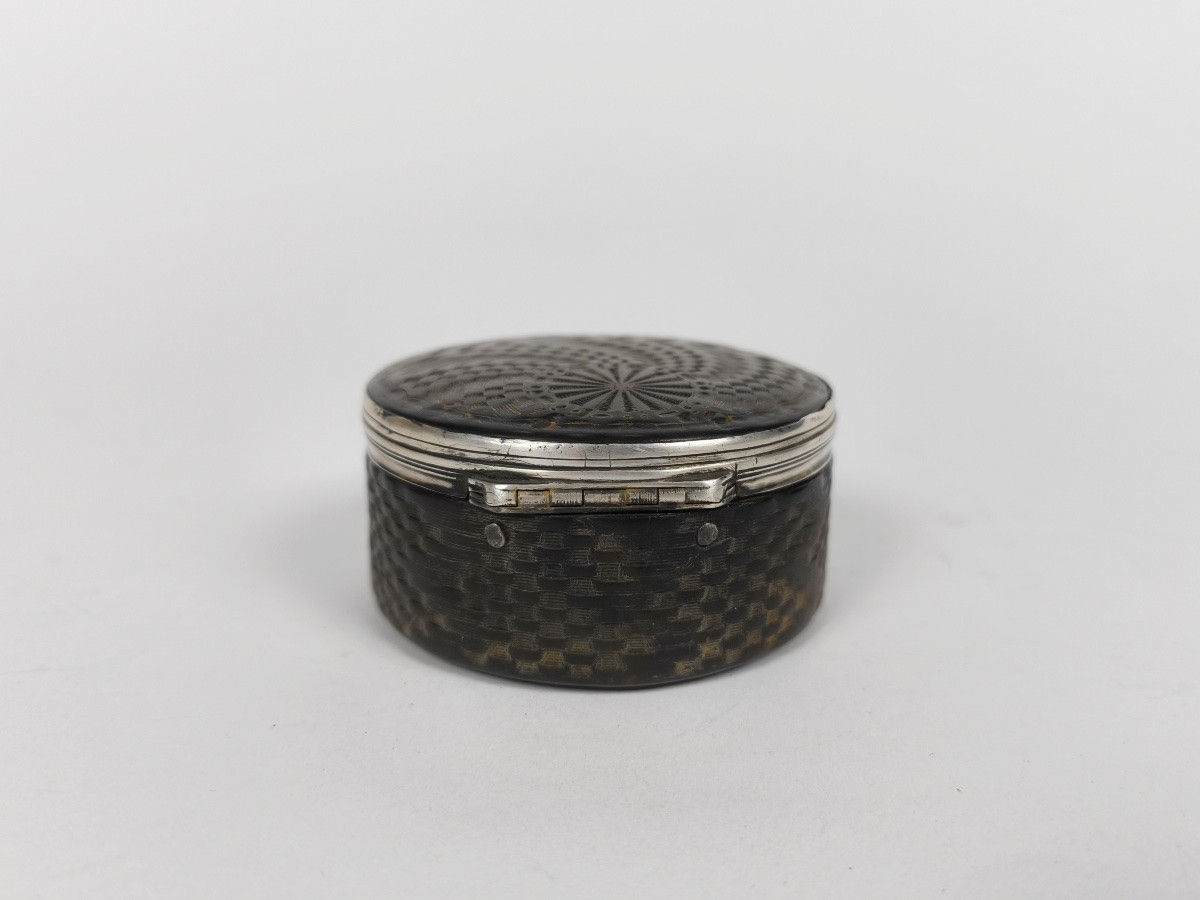 Grande boite tabati&egrave;re XVIIIe si&egrave;cle guilloch&eacute;e mont&eacute;e en argent &agrave; d&eacute;cor de vannerie. -photo-4